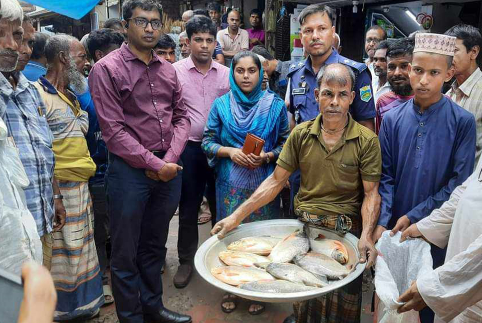বগুড়ায় পিরানহা মাছ জব্দ, ব্যবসায়ীকে জরিমানা