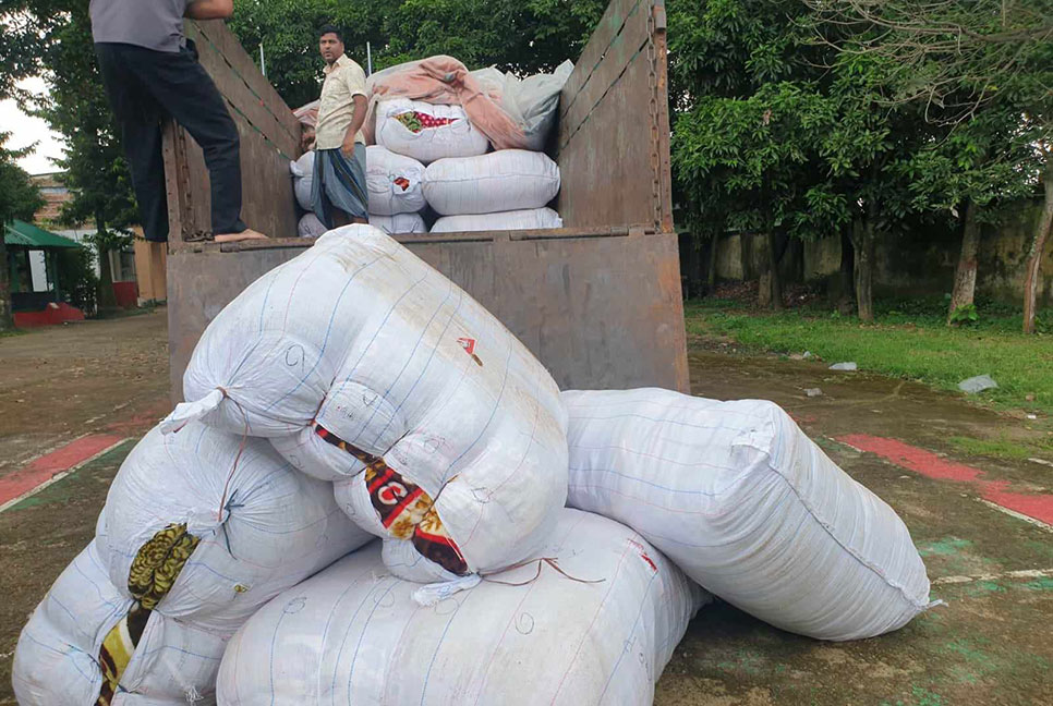 নেত্রকোনায় ভারতীয় কম্বলসহ আটক ২