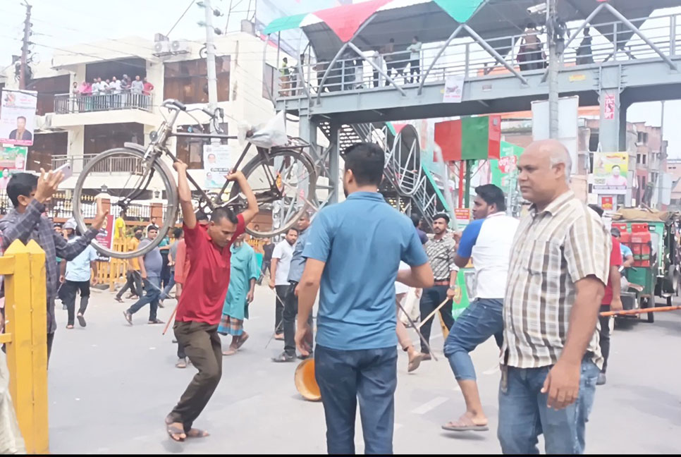 রসিকের কর্মচারীদের সাথে পরিচ্ছনতাকর্মীদের সংঘর্ষ, আহত ৩৫