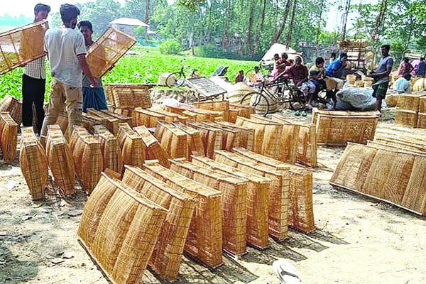 নওগাঁয় চাঁই বিক্রির ধুম