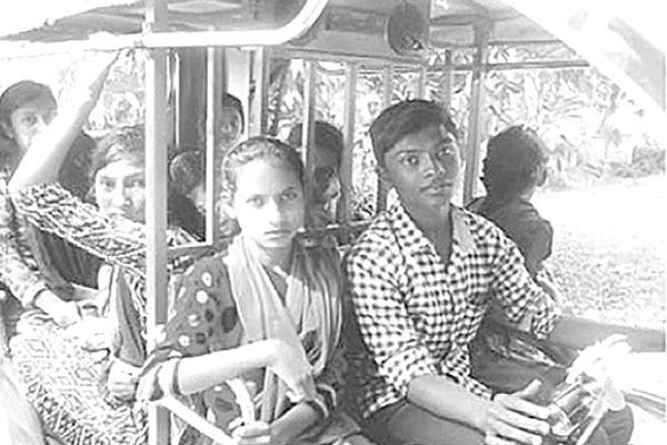 দাউদকান্দিতে শিশুর হাতে ইজিবাইকের স্টিয়ারিং