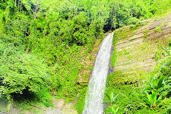 মনোমুগ্ধকর মাধবকুন্ড জলপ্রপাত