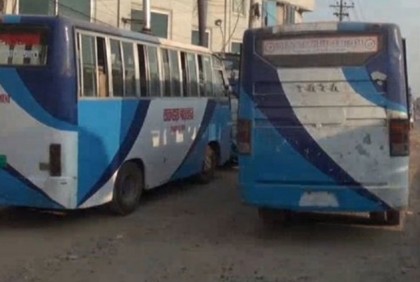 জানালা দিয়ে বমি করার সময় আরেক বাসের ধাক্কায় নিহত