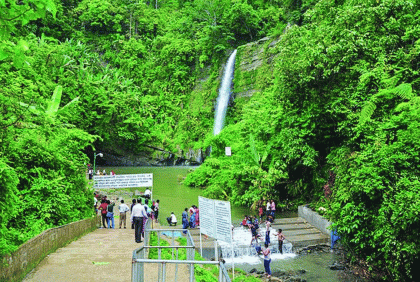 মনোমুগ্ধকর মাধবকুন্ড জলপ্রপাত