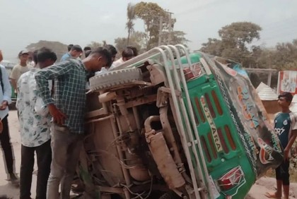 আশুগঞ্জে কাভার্ডভ্যানের চাপায় নিহত ৪