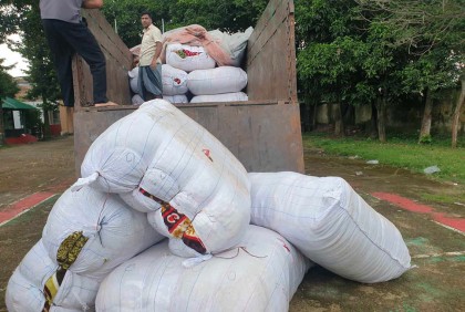 নেত্রকোনায় ভারতীয় কম্বলসহ আটক ২