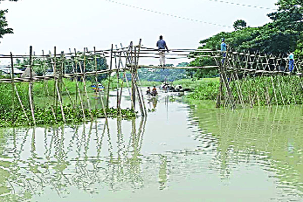 বাঁশের সাঁকোই ভরসা
