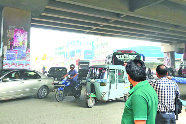 ঝুঁকি নিয়ে রাস্তা পারাপার উত্তরায়