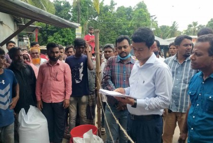 কুষ্টিয়ায় সরকারি চাল ওজনে কম দেওয়ায় ডিলারকে জরিমানা