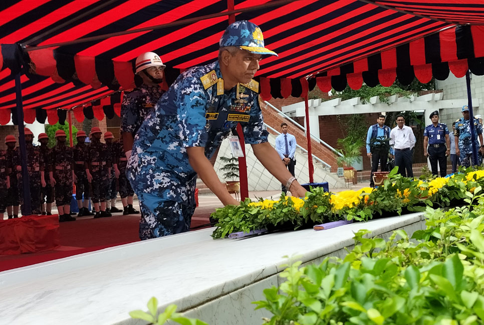 জাতির পিতার সমাধিতে কোস্টগার্ড মহাপরিচালকের শ্রদ্ধা