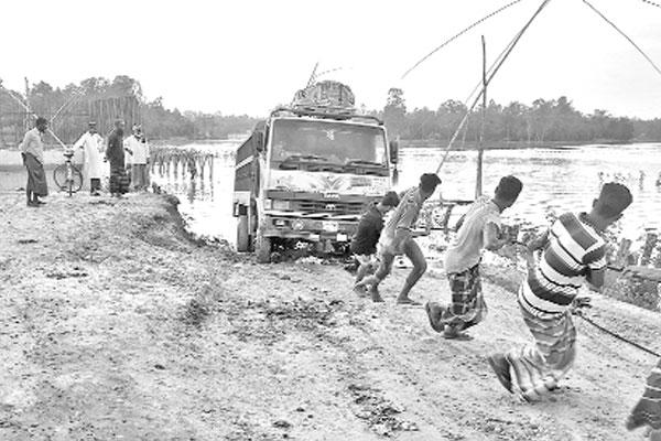 বিকল্প সড়কে পানি দুর্ভোগ চরমে