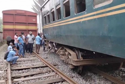 তিন ঘণ্টা পর রাজশাহী-চাঁপাইনবাবগঞ্জ রুটে ট্রেন চলাচল স্বাভাবিক