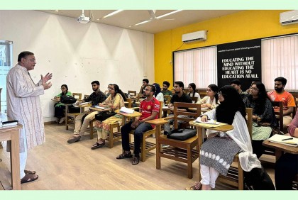 শত ব্যস্ততার মধ্যেও শিক্ষকতা অব্যাহত রেখেছেন তথ্যমন্ত্রী