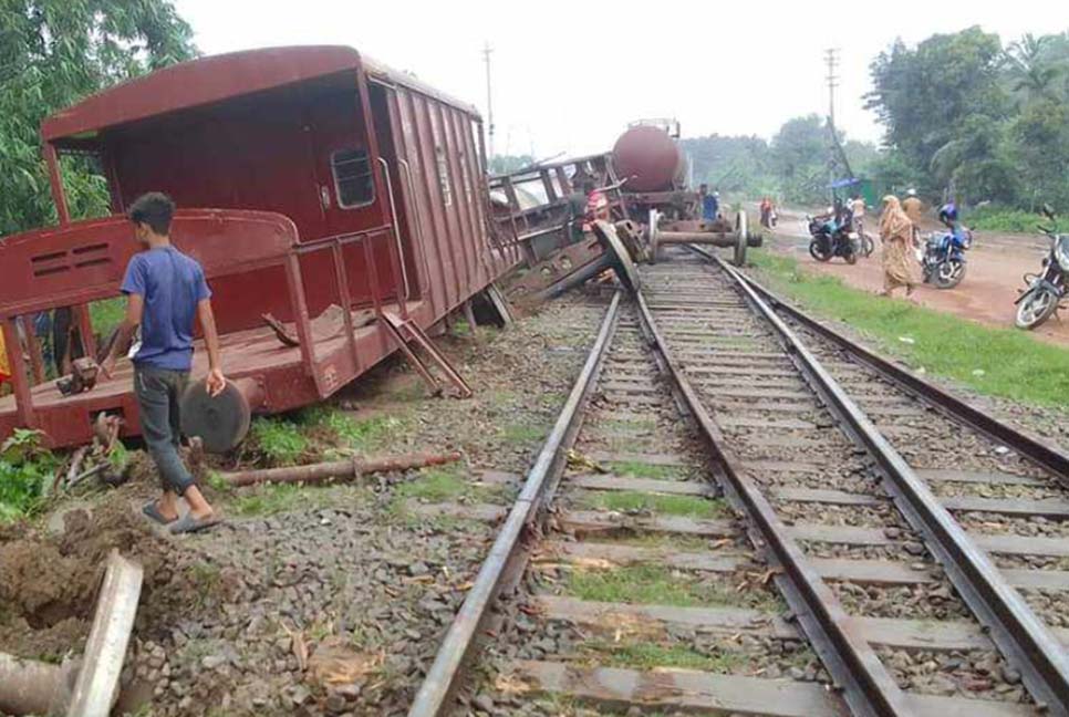 যশোরে তেলবাহী ট্যাংকার লাইনচ্যূত, রেল যোগাযোগ বন্ধ