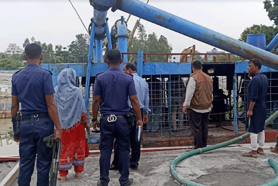 আড়িয়াল বিলে অভিযান: ৭টি অবৈধ ড্রেজার বিনষ্ট, ৫ লাখ টাকা জরিমানা