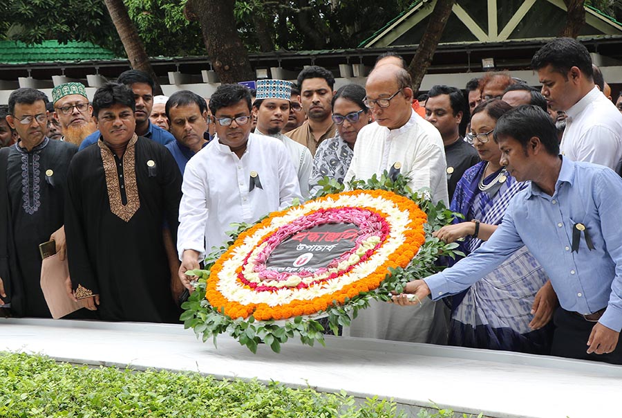 জাতির পিতার সমাধিতে উন্মুক্ত বিশ্ববিদ্যালয়ের ভিসির শ্রদ্ধা