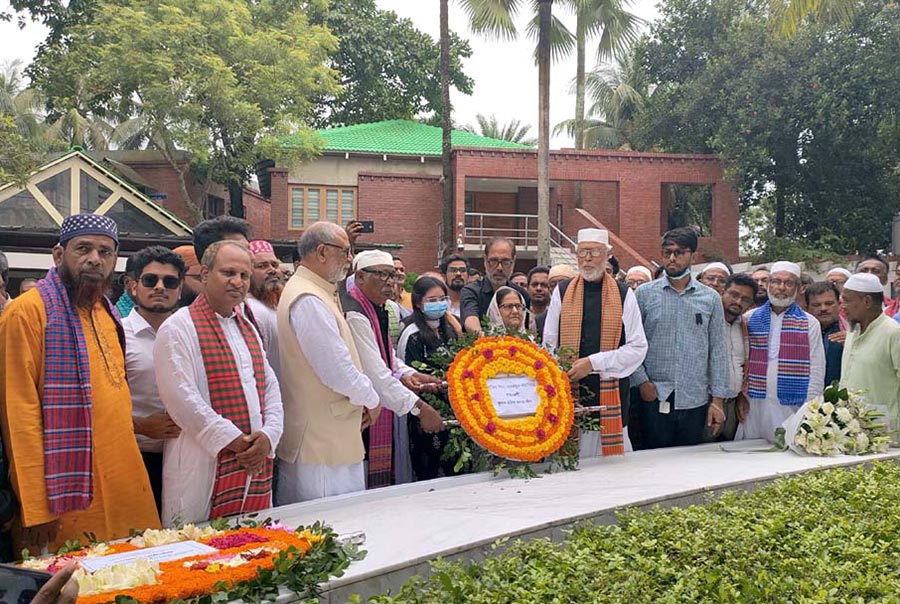 বঙ্গবন্ধুর সমাধিতে কাদের সিদ্দিকীর শ্রদ্ধা 
