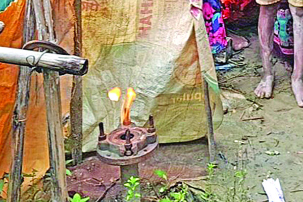 নলকূপ থেকে ওঠা গ্যাসে রান্না