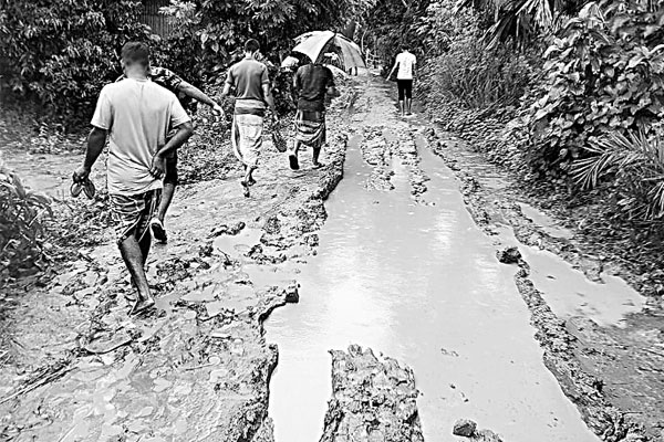 বেহাল সড়কে ভোগান্তি