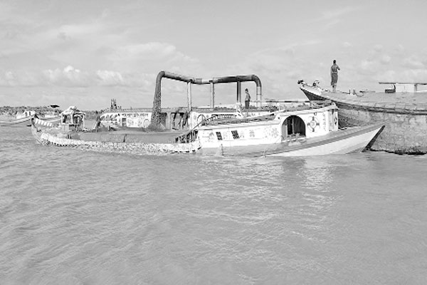 পদ্মায় অবৈধ ড্রেজিং