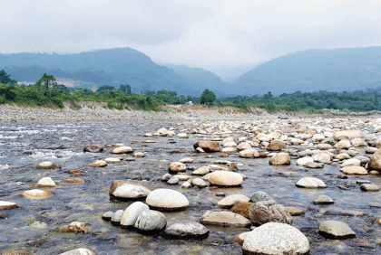 পর্যটকদের আকর্ষণ সাদা পাথর