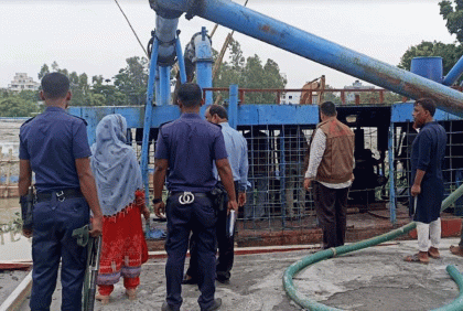 আড়িয়াল বিলে অভিযান: ৭টি অবৈধ ড্রেজার বিনষ্ট, ৫ লাখ টাকা জরিমানা