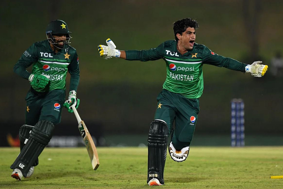 শেষ ওভারের নাটকীয়তায় জয় পেল পাকিস্তান