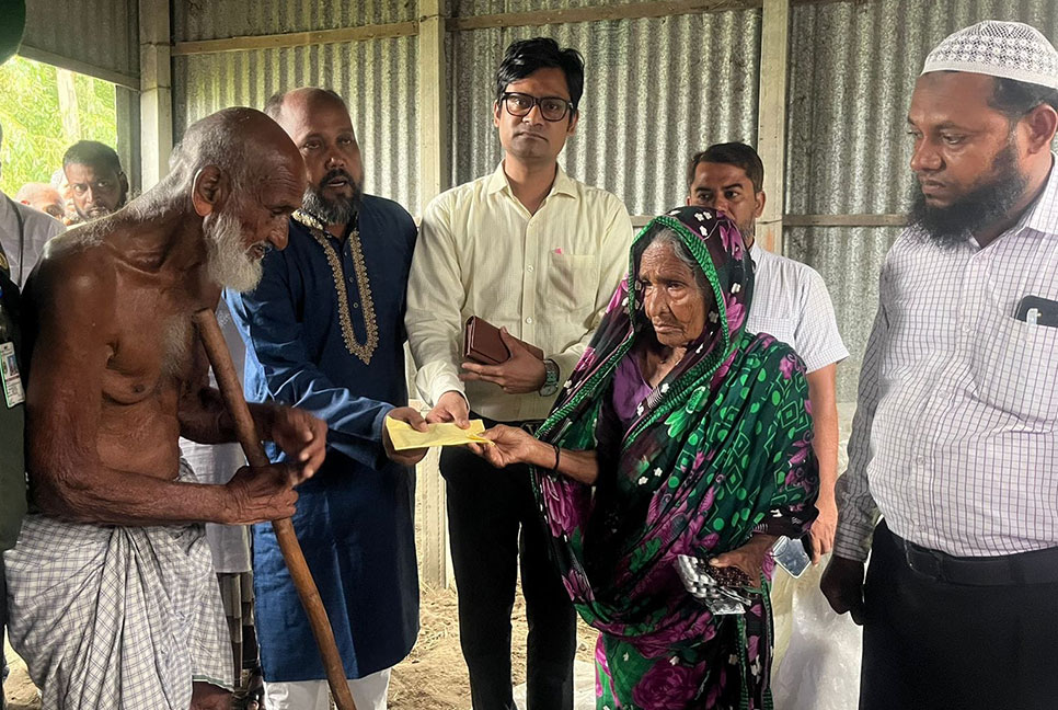                                                                           
পাঁচ ছেলের ঘরে ঠাঁই হয়নি বাবা-মায়ের,
পাশে দাঁড়ালো উপজেলা প্রশাসন