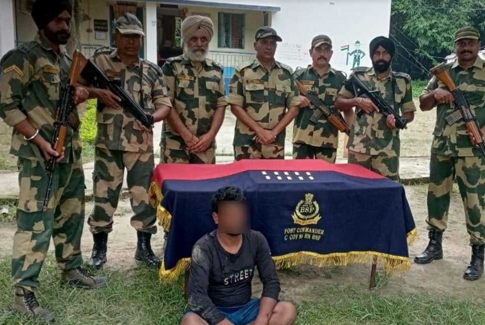 বাংলাদেশ থেকে ভারতে পাচারকালে ৬৯ লাখ রুপির স্বর্ণের বার জব্দ, পাচারকারী আটক
