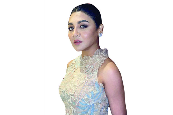 ওয়েস্টার্ন লুকে জয়া