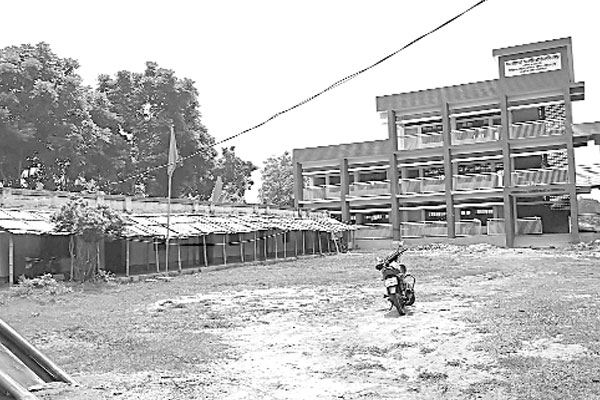 ছয় মাসের কাজ শেষ হয়নি তিন বছরেও