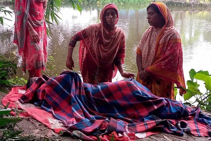 পুকুরে ভেসে উঠলো গৃহবধূর বিবস্ত্র মরদেহ