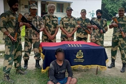 বাংলাদেশ থেকে ভারতে পাচারকালে ৬৯ লাখ রুপির স্বর্ণের বার জব্দ, পাচারকারী আটক