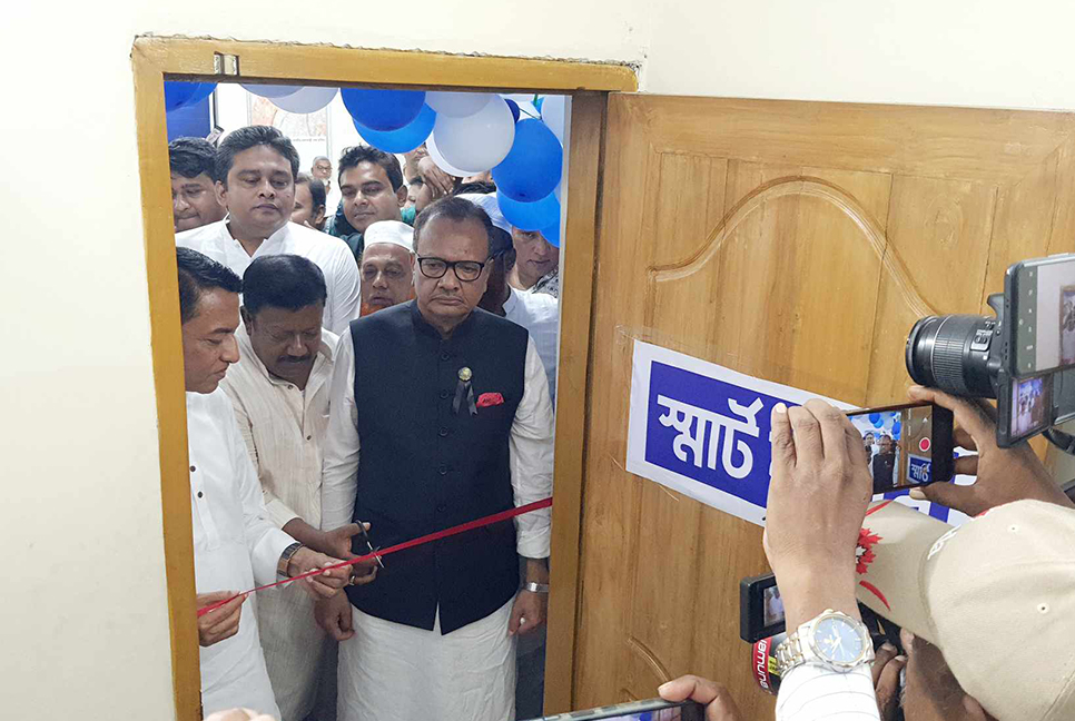 লক্ষ্মীপুরে আওয়ামী লীগ কার্যালয়ে স্মার্ট কর্নার উদ্বোধন