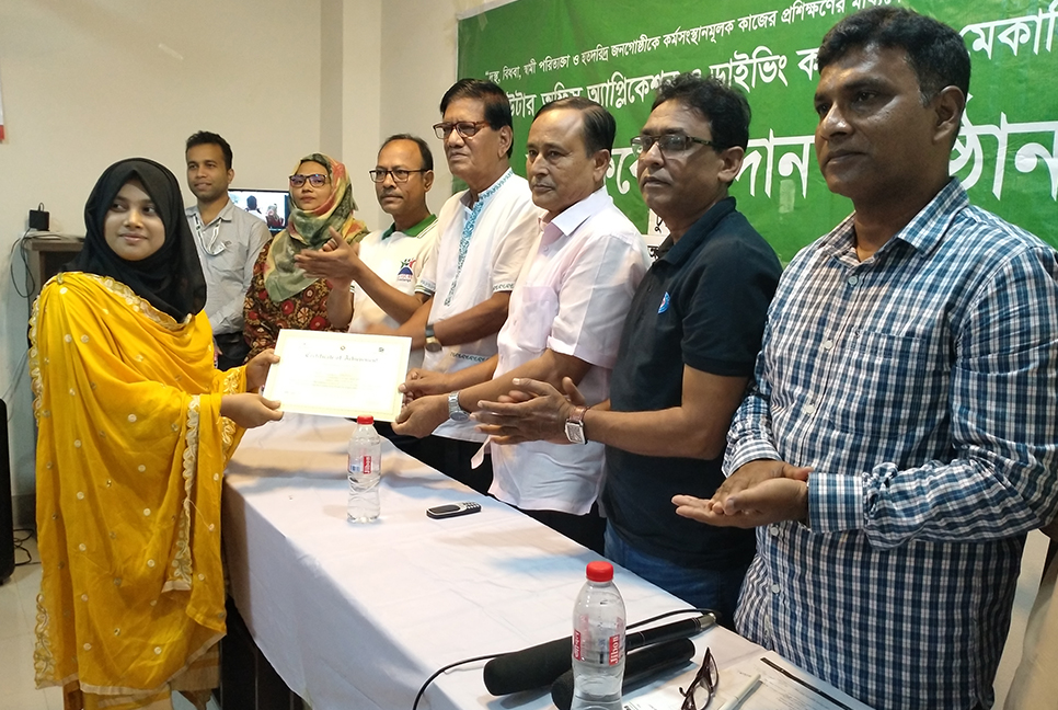 চুয়াডাঙ্গায় কম্পিউটার ও ড্রাইভিং প্রশিক্ষণের সনদ বিতরণ