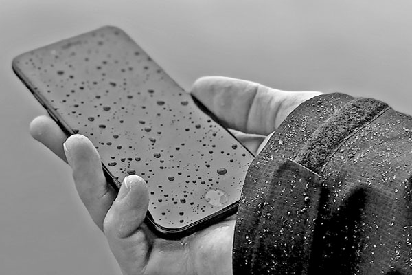 মোবাইল ফোনে পানি ঢুকে পড়লে কী করবেন