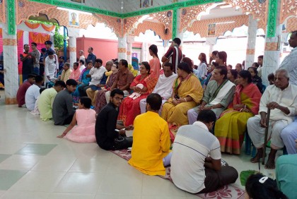 বাবা-মায়ের পা ধুয়ে দিলেন তিন শতাধিক সন্তান