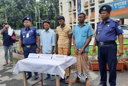 ট্রাকচাপায় ট্রাফিক পুলিশ নিহত, চালক-সহযোগীসহ আটক ৩