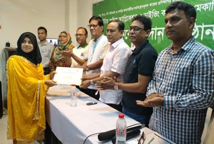চুয়াডাঙ্গায় কম্পিউটার ও ড্রাইভিং প্রশিক্ষণের সনদ বিতরণ