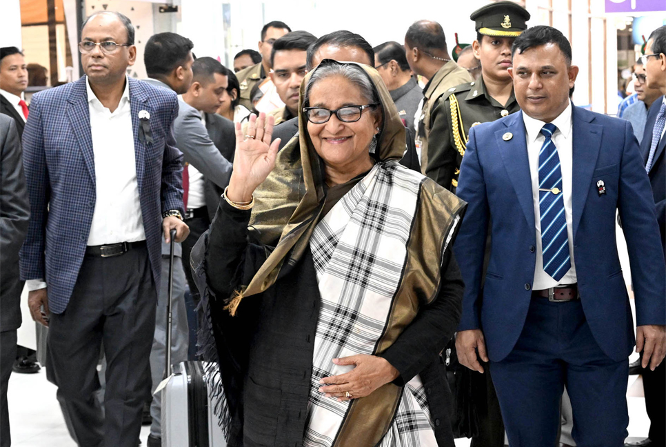 জোহানেসবার্গ থেকে দেশে ফিরেছেন প্রধানমন্ত্রী
