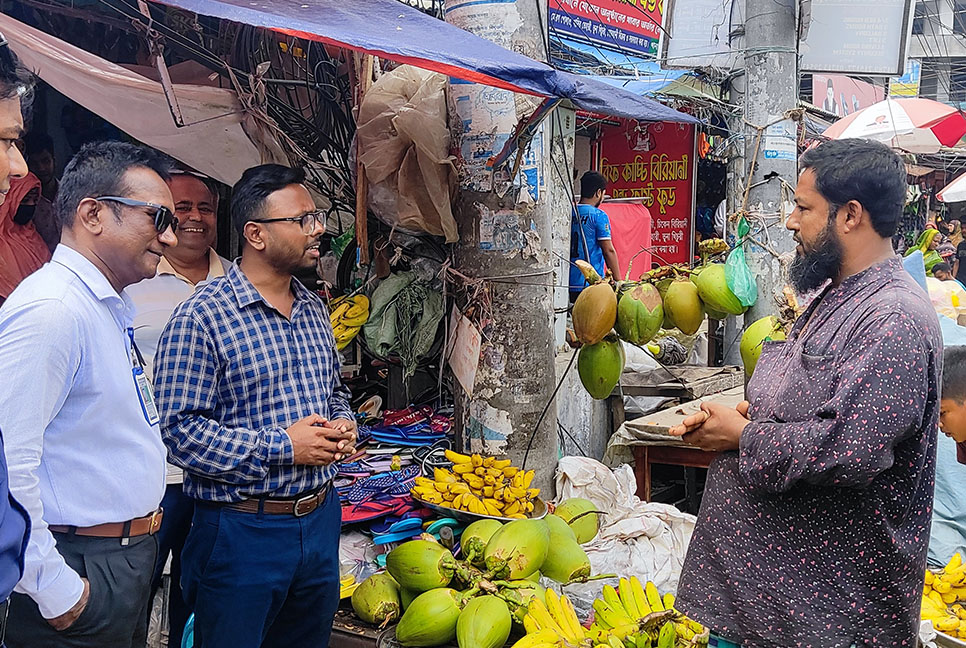 ভোক্তা অধিকারের অভিযানে ১৫০ টাকার ডাব ৮০ টাকায় বিক্রি