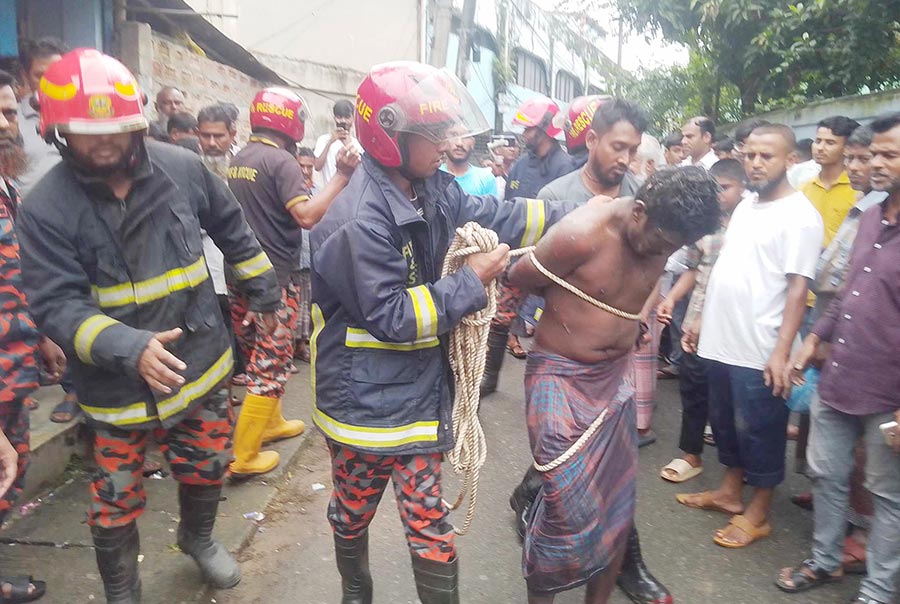 ড্রেনের ভেতর থেকে ‘রহস্যজনক’ যুবক উদ্ধার 