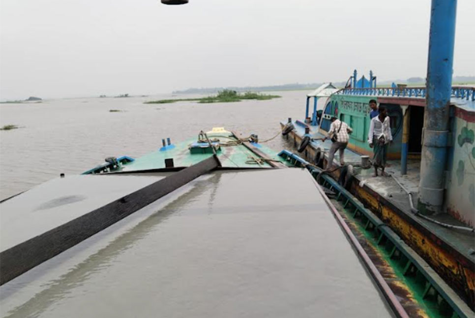 তিতাস নদী থেকে বালু উত্তোলন করায় ড্রেজার-বাল্কহেড জব্দ