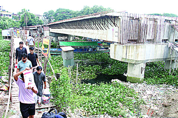 মোহাম্মদপুরের আটিবাজারের ব্রিজটি পুনঃসংস্কারের কাজে দীর্ঘসূত্রতা