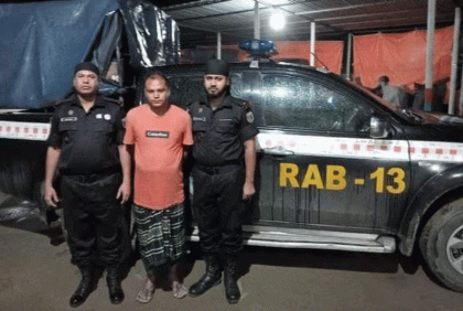 ১৬৪ বোতল বিদেশী মদসহ কারবারি গ্রেফতার