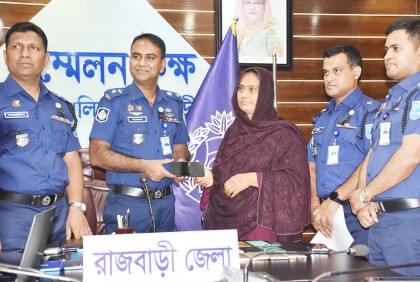 রাজবাড়ীতে উদ্ধার হওয়া মোবাইল ফোন মালিকদের কাছে হস্তান্তর