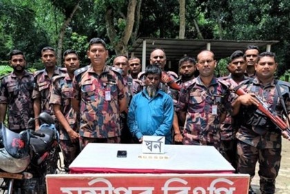 চুয়াডাঙ্গা সীমান্তে ৬টি স্বর্ণের বারসহ চোরাকারবারি আটক