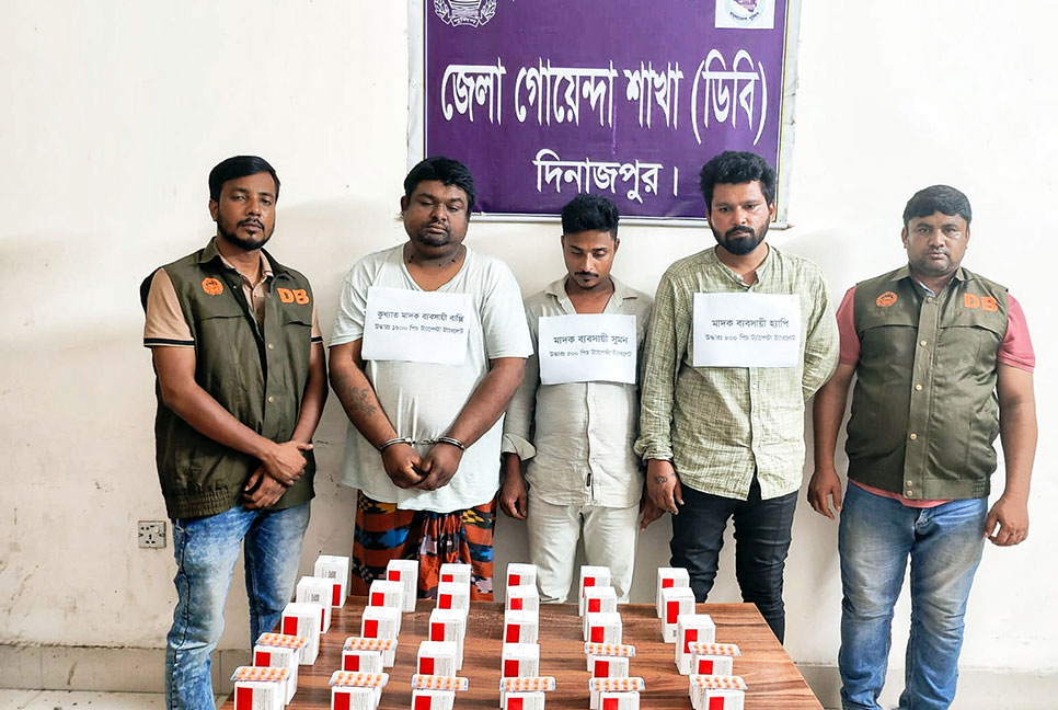 দিনাজপুরে পৃথক অভিযানে 
৫ মাদক কারবারি আটক