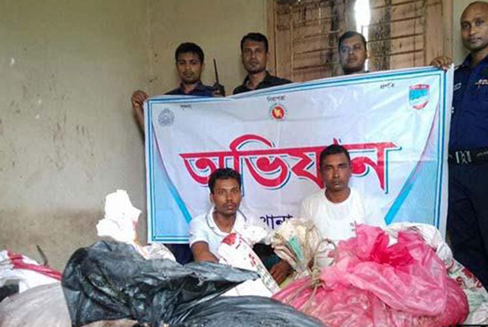 সুন্দরবনে বিষ দিয়ে মাছ শিকার, গ্রেফতার ২