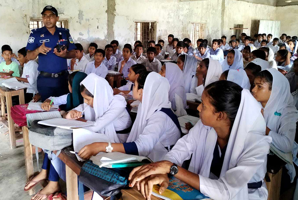 হালুয়াঘাটে মাদক, ইভটিজিং ও বাল্যবিবাহ রোধে সচেতনতামূলক সভা 